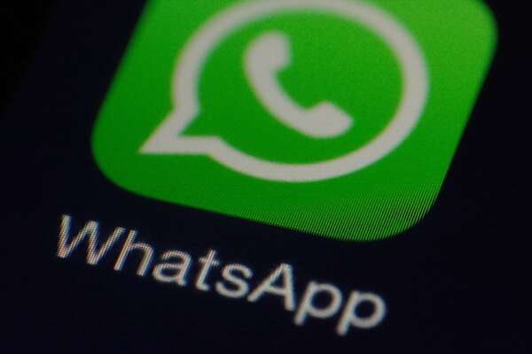WhatsApp, le novità dell’aggiornamento: come uscire dai gruppi senza farlo sapere e stop agli screenshot