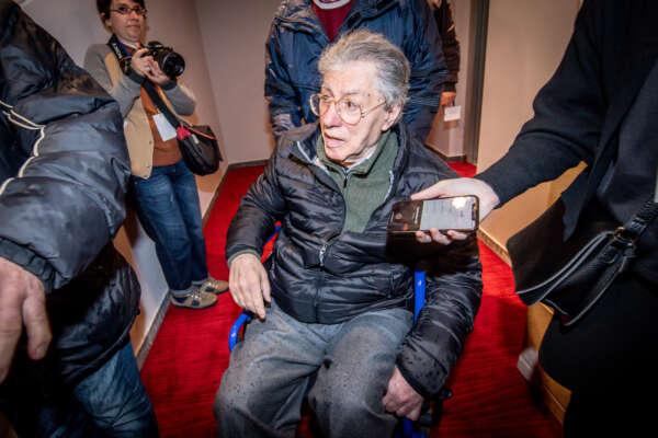 Umberto Bossi ‘rientra’ in Parlamento, errore del Viminale nell’attribuzione dei collegi: niente esclusione dopo 35 anni Umberto Bossi ‘rientra’ in Parlamento, errore del Viminale nell’attribuzione dei collegi: niente esclusione dopo 35 anni