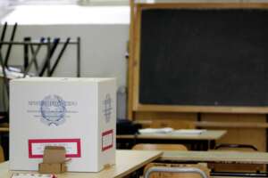 Scuole seggio chiuse per una settimana, mamme infuriate con Comune e Asl: “Perché solo a Napoli questo?”