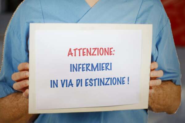 Cala il numero di iscritti per la professione infermieristica: i dati della Federico II