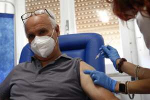 Quarta dose, via ai vaccini bivalenti agli over 12 su richiesta: “Il covid non è scomparso”