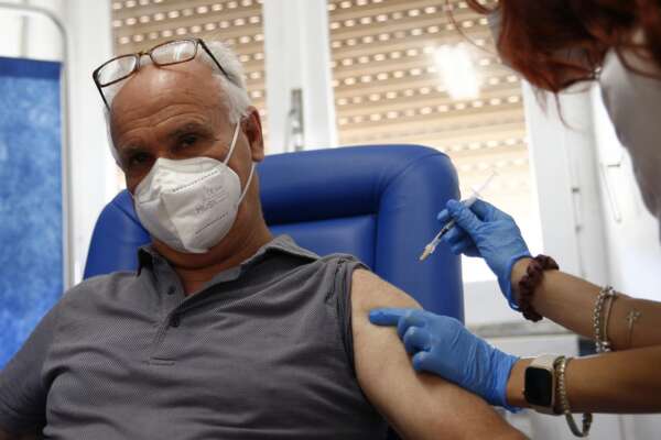 Quarta dose, via ai vaccini bivalenti agli over 12 su richiesta: “Il covid non è scomparso”