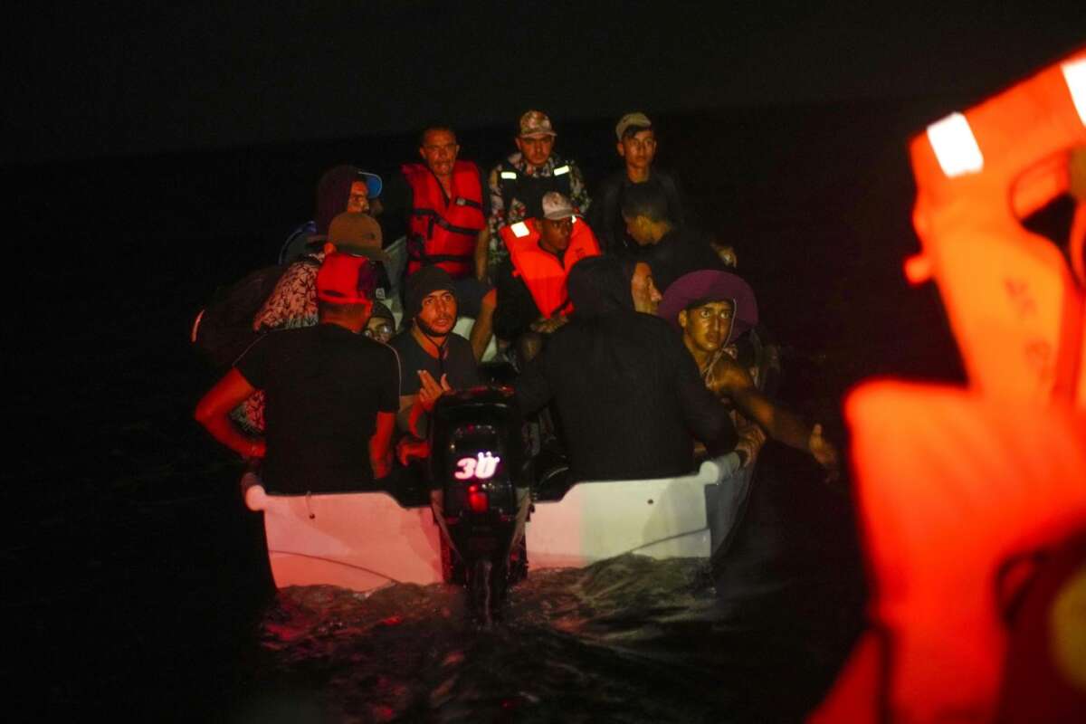 Comincia la caccia ai migranti: bloccata la Sea Watch per “eccesso di salvataggio” Comincia la caccia ai migranti: bloccata la Sea Watch per “eccesso di salvataggio”