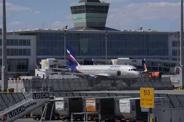 Russi in fuga dopo la mobilitazione militare di Putin, introvabili i voli per lasciare il Paese: timori per la chiusura dei confini