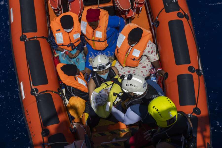 Migranti muoiono di sete ma ci commuove più la storia della vacca indonesiana