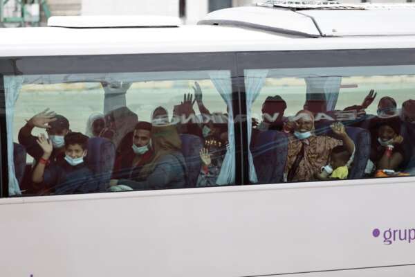 In manette per aver dato un passaggio a dei migranti