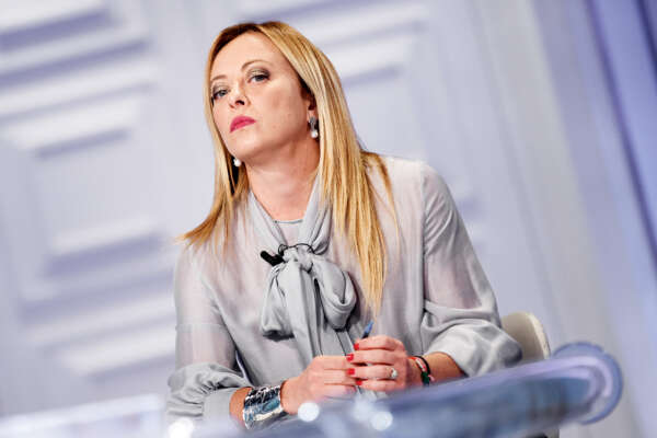 Meloni parla come Draghi e apre a larghe intese: “Ma stabilità solo se cambia Costituzione”