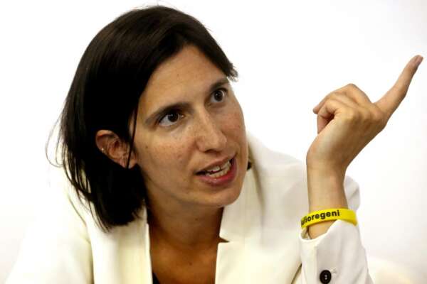 Elly Schlein è la “stella nascente della sinistra italiana”: l’incoronazione del Guardian