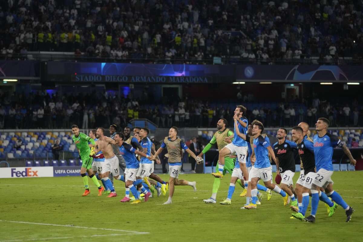 A Napoli il calcio e la Champions curano l’assenza della politica