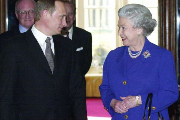 La “profezia” della Regina Elisabetta su Putin: “I cani hanno istinti interessanti, vero?”