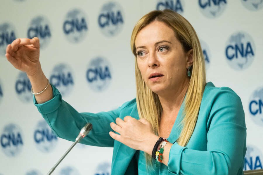 Meloni cerca sponde in Vaticano ma fallisce: incontra il cardinale Sarah nemico di Francesco