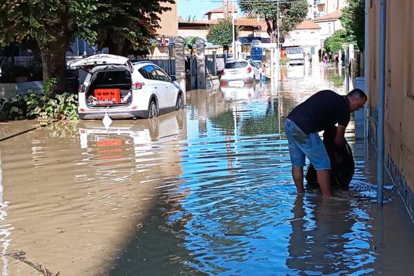 Foto Gabriele Moroni/LaPresse – 16-09-2022 – Senigallia, Marche- Italia – Cronaca – Alluvione nelle Marche, vaste zone allagate a Senigallia dopo l’esondazionedel fiume Misa. 16-09-2022 – Senigallia, Marche- Italy – News – Bad weather in Marche, vast areas flooded in Senigallia after Misa River overflow.
