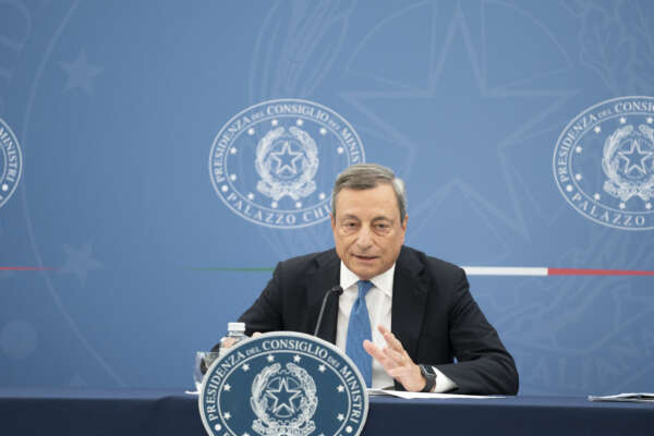 Draghi si toglie sassolini dalle scarpe: “In Italia ci sono pupazzi prezzolati al servizio di Putin”