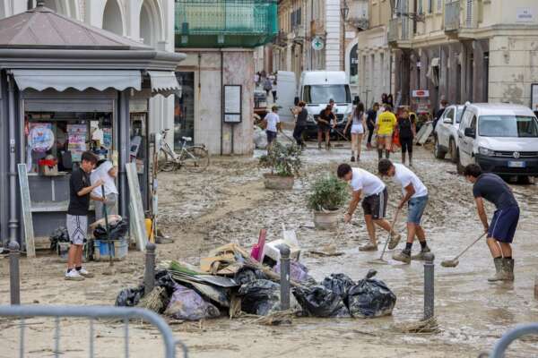 Ancora tre i dispersi nelle Marche, si continua a cercare nel disastro dello “tsunami”: “Due sono minorenni”