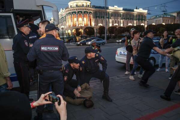 Stretta di Putin sui disertori, pene più dure e fino a 15 anni: “Arrestati 700 manifestanti in Russia”