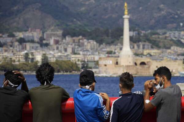 La bimba morta di sete sullo sfondo dell’Italia sovrana