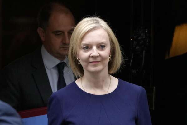 Liz Truss, la “lotta di classe” al contrario della premier inglese: giù le tasse ai super-ricchi e cancellato il tetto al bonus per i banchieri