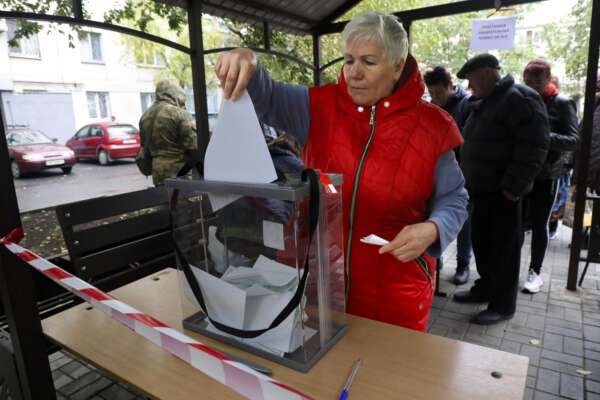 Missili sui referendum in Ucraina: il voto per l’annessione alla Russia non ferma la guerra