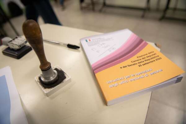 Tragedia al seggio elettorale: giovane si toglie la vita, pensionato stroncato da malore dopo voto Tragedia al seggio elettorale: giovane si toglie la vita, pensionato stroncato da malore dopo voto