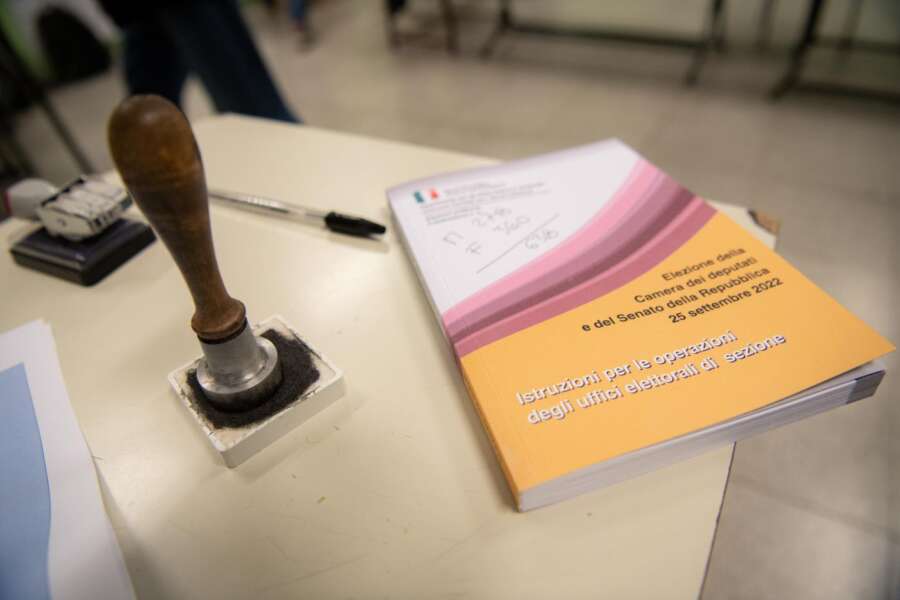 Tragedia al seggio elettorale: giovane si toglie la vita, pensionato stroncato da malore dopo voto