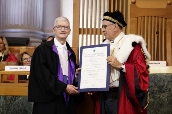 Tim Cook incoraggia gli studenti napoletani: “Vedo grandi potenzialità, la crisi è una grande opportunità”