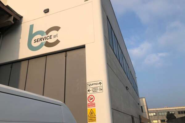 Studente muore a 18 anni durante stage in azienda: schiacciato da lastra di metallo