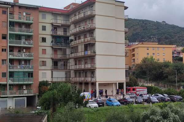 Cade dalla finestra e muore a 13 anni, i messaggi sul cellulare di Alessandro: “Devi ucciderti”