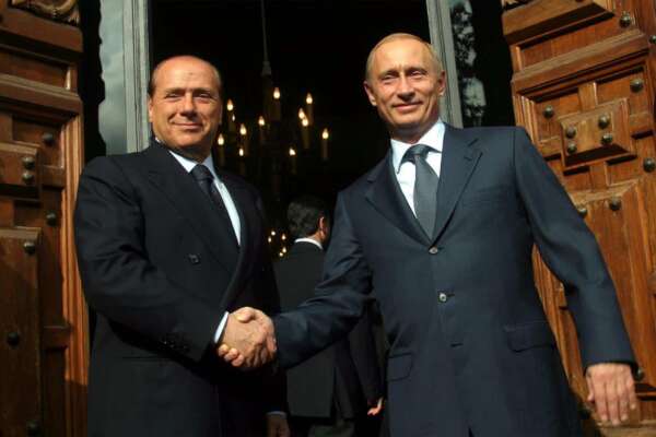 La guerra in Ucraina di Putin secondo Berlusconi: “Voleva sostituire Zelensky con persone perbene”