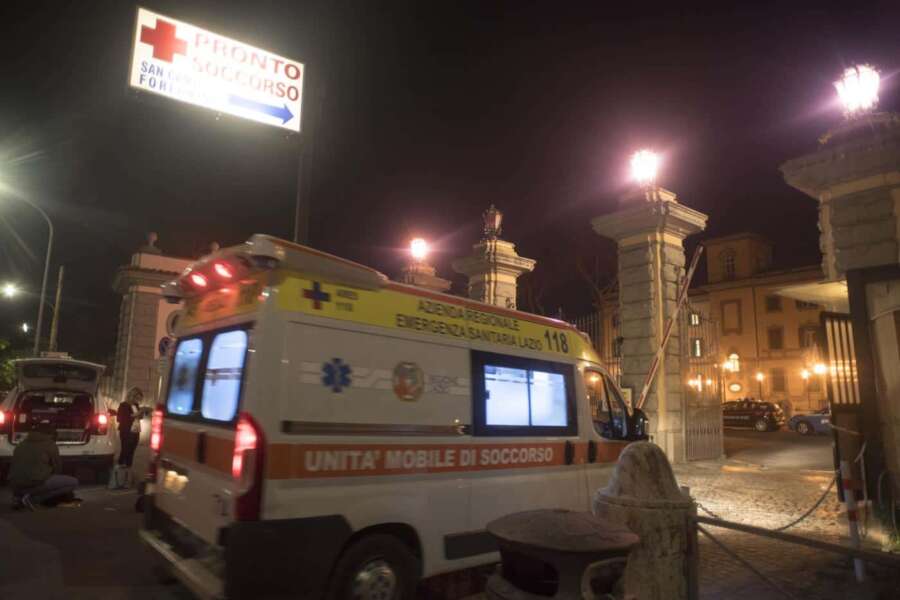 Spedizione punitiva in ospedale, coppia pestata da branco di 25 persone: “È stata una resa dei conti”