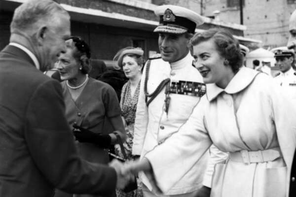 Addio alla regina Elisabetta, visitò due volte Napoli