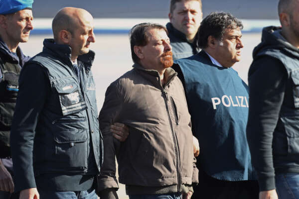 Stop all’isolamento per Cesare Battisti, furia di Fratelli d’Italia: “Decisione inaccettabile”