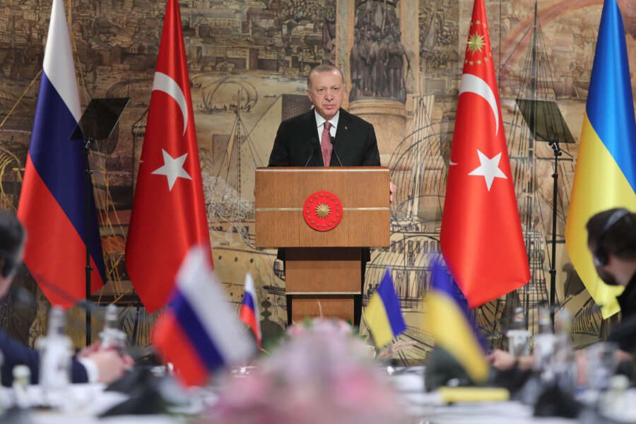 Crisi in Turchia, in vista delle elezioni di giugno Erdogan ha bisogno di Ue e di Biden