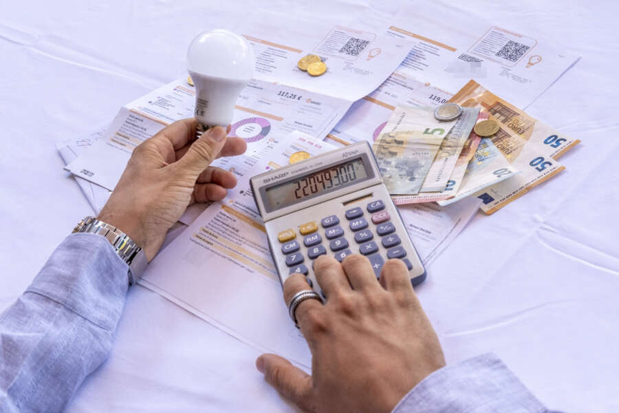 Come richiedere il bonus bollette del Comune di Napoli: aiuti alle famiglie da 150 a 400 euro