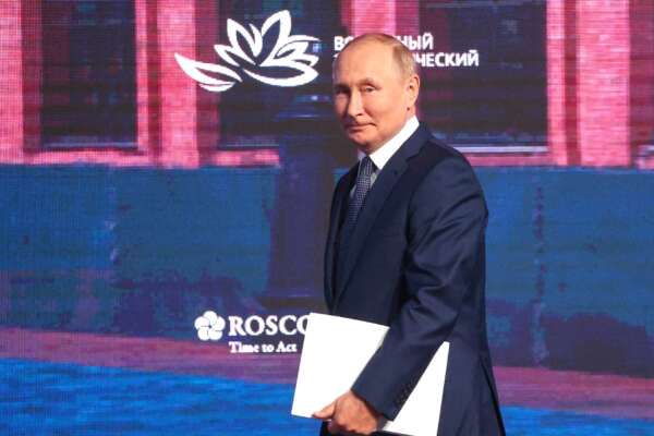 Americani e russi irrompono come al solito in campagna elettorale