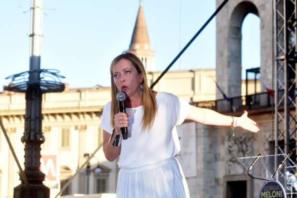 Il problema non è il fascismo, il guaio della Meloni è la sfida all’Ue