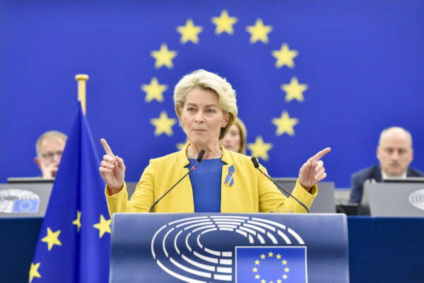 L’Unione Europea nel caos sullo stop agli aiuti ai palestinesi: i commissari Varhelyi e Lenarcic si contraddicono