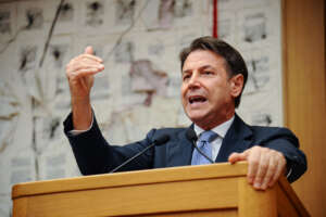 Giuseppe Conte perde 6 milioni di voti ma urla: “Abbiamo vinto!”