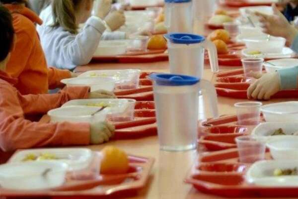 A scuola senza cibo, la mensa parte in ritardo a Napoli: sito off e carenza personale Ata