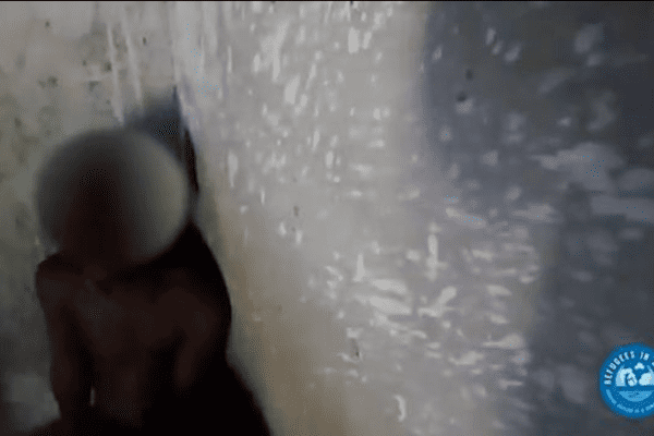 Migranti, il video del 15enne torturato e l’appello di Emergency: “Basta soldi alla Libia” Migranti, il video del 15enne torturato e l’appello di Emergency: “Basta soldi alla Libia”