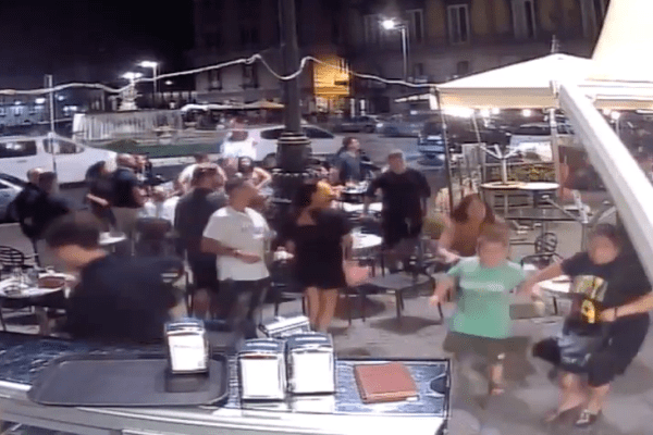 Il video degli spari in piazza Trieste e Trento: persone in fuga nel Far west di Napoli