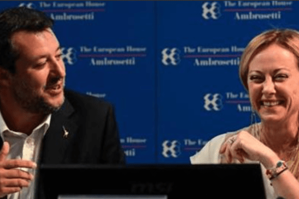 Meloni-Salvini alleati-nemici, a Cernobbio tra risate e sfottò è rottura su tutto: sanzioni, flat tax… e slide