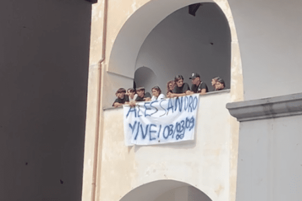 Alessandro e i bulli, la distanza tra vita reale e vita virtuale: “L’allarme è suonato e non possiamo far finta di nulla” Alessandro e i bulli, la distanza tra vita reale e vita virtuale: “L’allarme è suonato e non possiamo far finta di nulla”