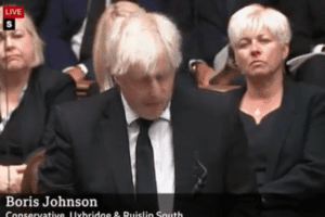 La rivelazione di Boris Johnson: “La Bbc mi chiese di parlare al passato della Regina Elisabetta: piansi e li cacciai”