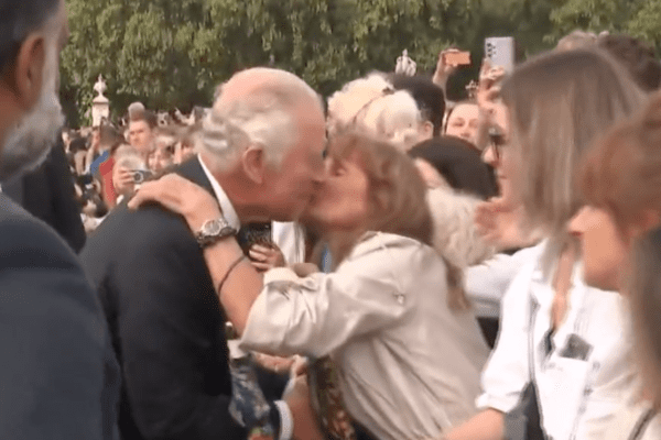Il primo discorso del re Carlo III e il bacio della donna: “L’ho visto triste…”
