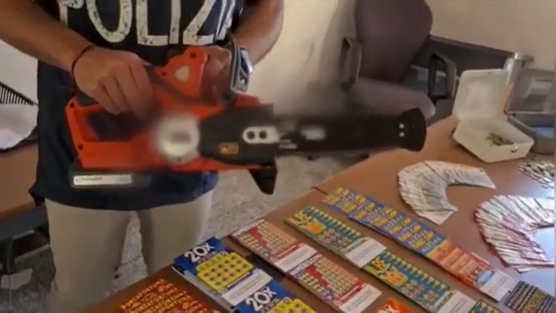 Motosega accesa per contanti e gratta e vinci: arrestato 31enne per le rapine agli autogrill