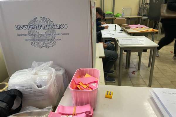 Cos’è il tagliando antifrode: il meccanismo valido per le elezioni politiche, polemiche per le code ai seggi