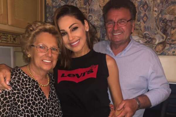 Lutto per Anna Tatangelo, è morte la madre Palmira Vinci: “Ti amo più della mia vita, sei la persona più forte che conosca”