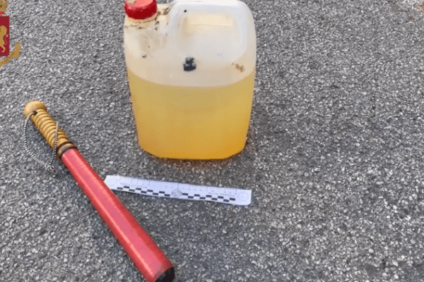 Manifesto funebre con nome della ex e benzina fuori casa dei genitori, presi stalker: “Dovete denunciare”