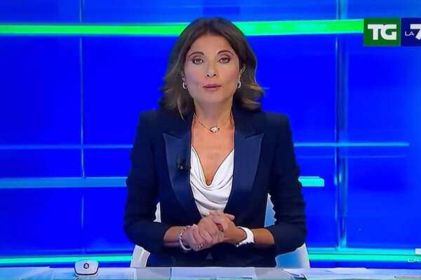 Tg di La7, la gaffe di Bianca Caterina Bizzarri in apertura: “Bentrovati a tutti voi dal telegiornale della destra”