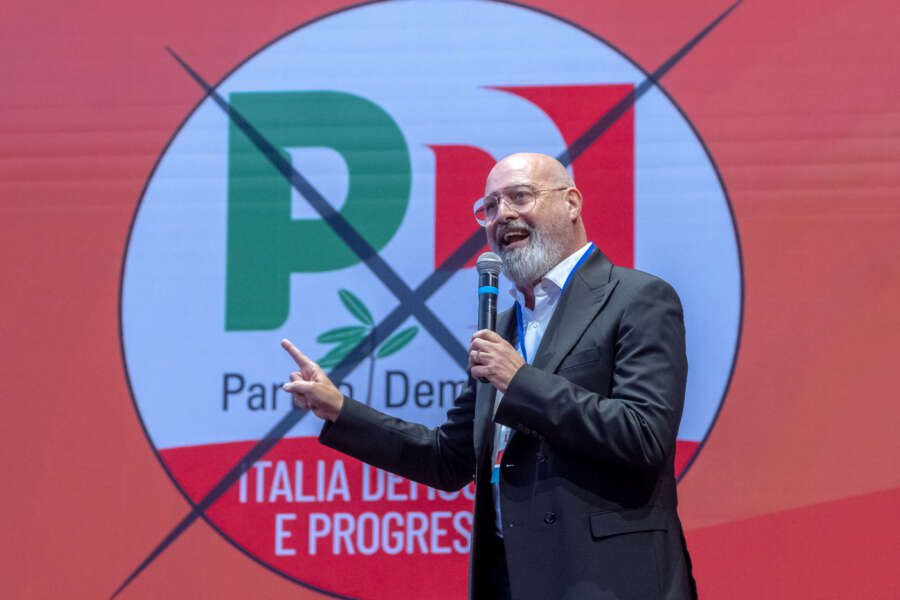 Foto Mauro Scrobogna/LaPresse 
23-09-2022 Roma (Italia) Politica – Elezioni – chiusura della campagna elettorale del Partito Democratico  – Nella foto: Stefano Bonaccini durante la manifestazione in Piazza Del Popolo

09-23-2022 Rome (Italy) Politics – Elections – closing of the electoral campaign of the Democratic Party – In the photo: Stefano Bonaccini during the rally in Piazza del Popolo